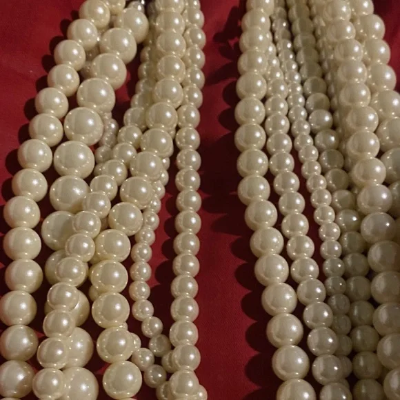 Elegant Cream Pearl Necklace - Picture 3 of 6